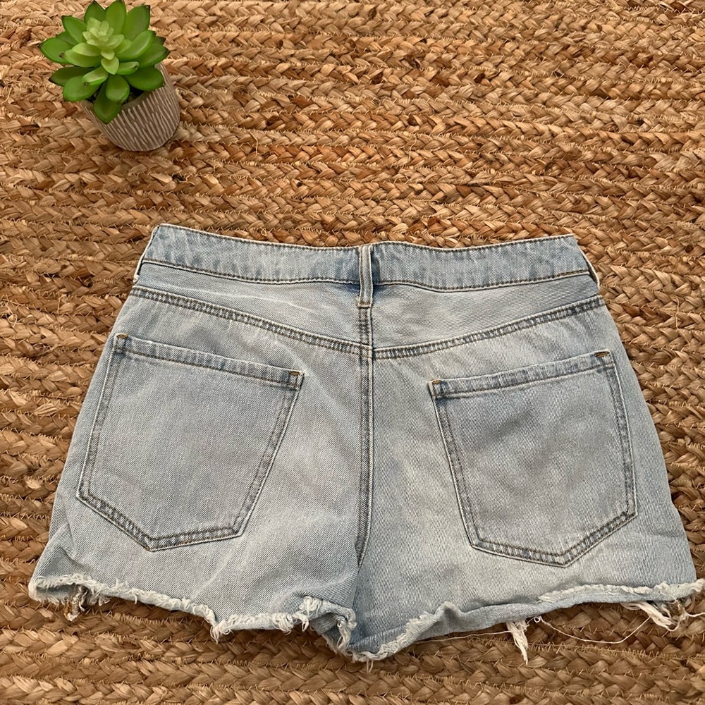 DENIM MID RISE DISTRESSED SHORTS - Picture 4 of 7